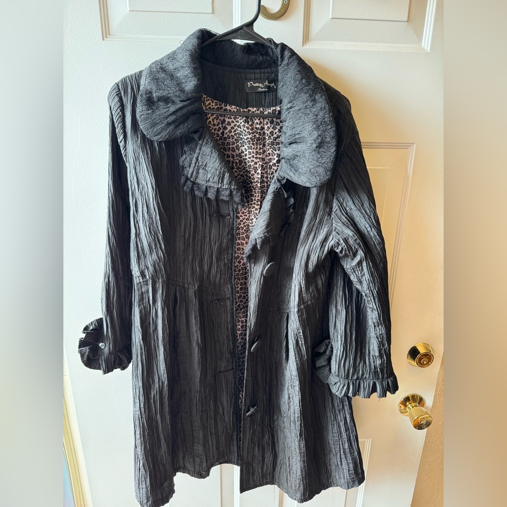 Pretty Angel Black Textured Jacket with Leopard Print